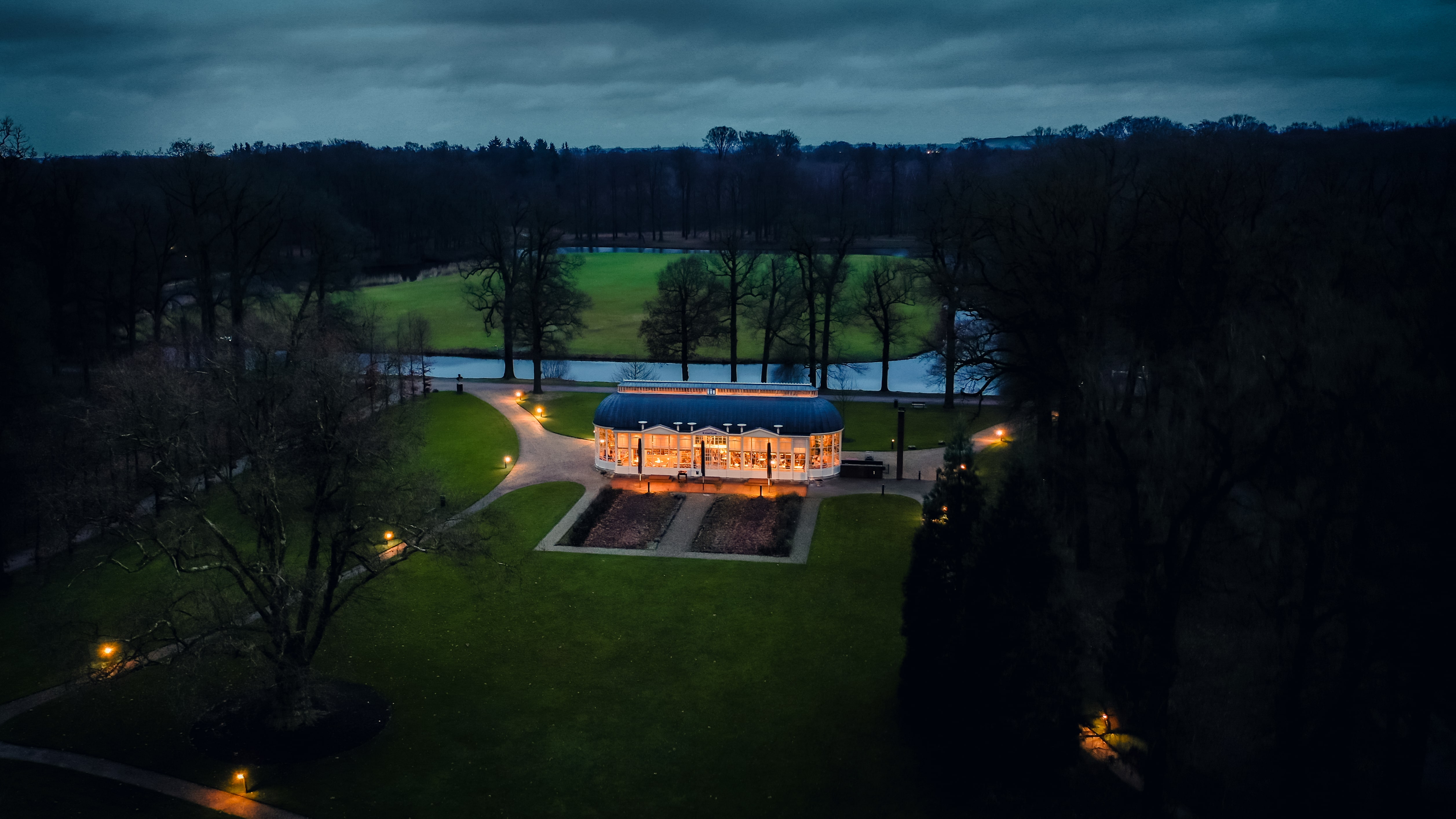 Oranjerie De Schaffelaar van buiten in de avond